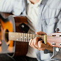 close-up-musico-tocando-violao.jpg