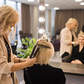 garota-loira-fazendo-o-cabelo-dela.jpg