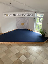 Bühne im Veranstaltungssaal des Sonnendorfs Schönau