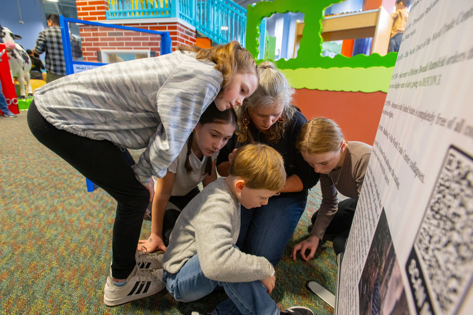 peole learning about 911 att the exhibit