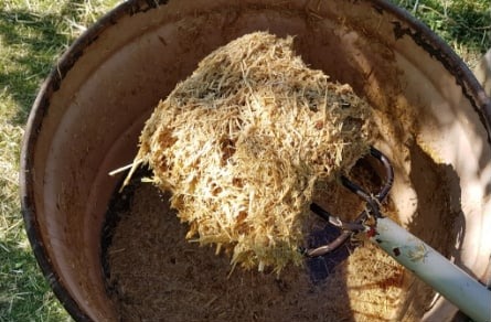 Paja en proceso de inmersión alcalina con cal para cultivo de hongos
