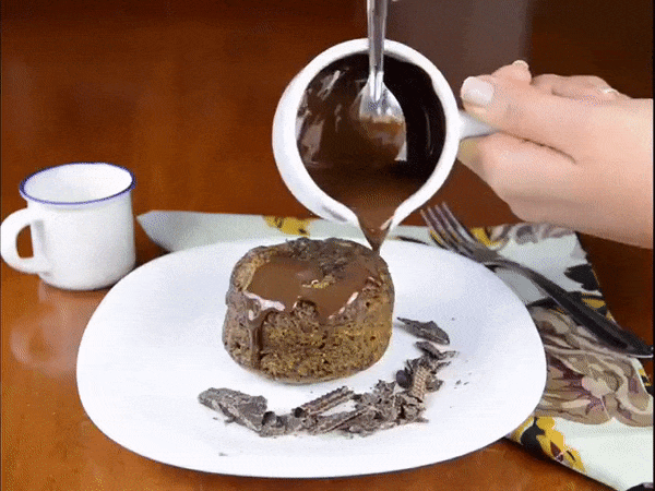 GIF - bolos de caneca sem trigo e lactose chocolate - a monica machado.gif