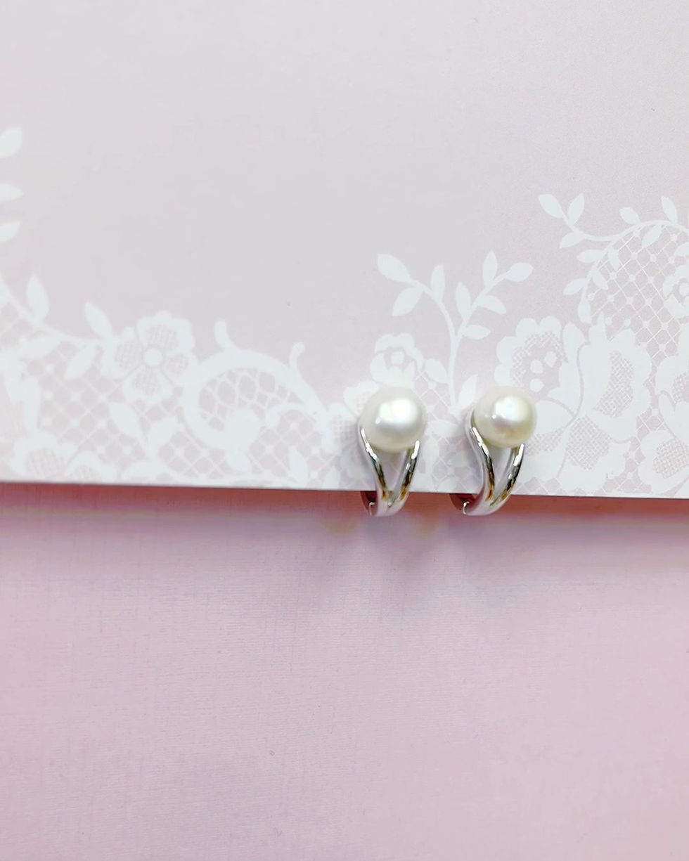 Thumbnail: Sterling Silver Pearl Earrings 152292