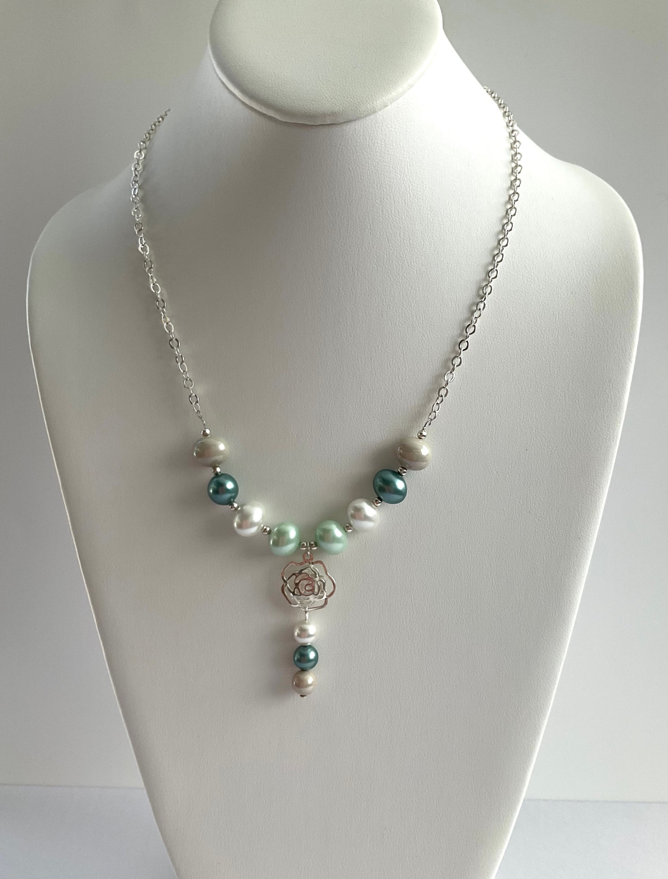 Crystal pearl neclace with a rose pendant.