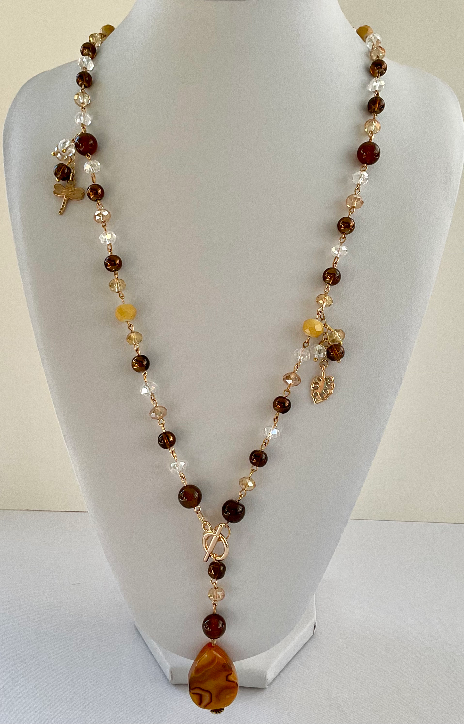 Cabochon agate stone and crystal beads necklace.