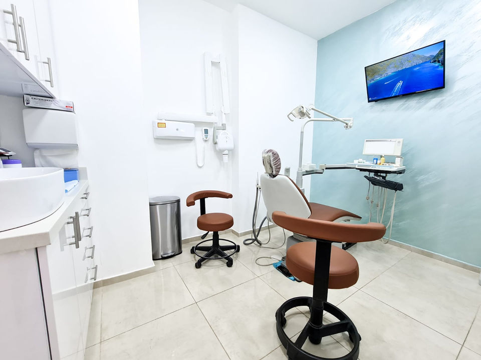 כירוגיית פה ולסת באשדוד חדר טיפולים במרפאת השיניים של דר איממלייב גסן . שתלים דנטליים והרמת סינוס השתלת עצם