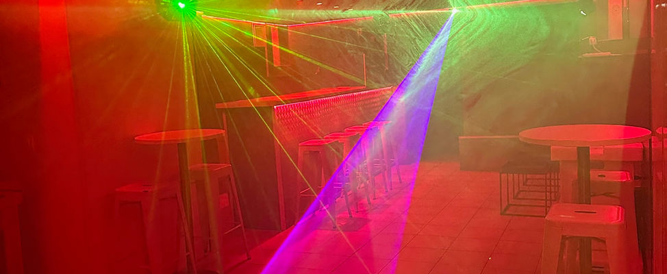 Luces láser rojas, verdes y azules en discoteca
