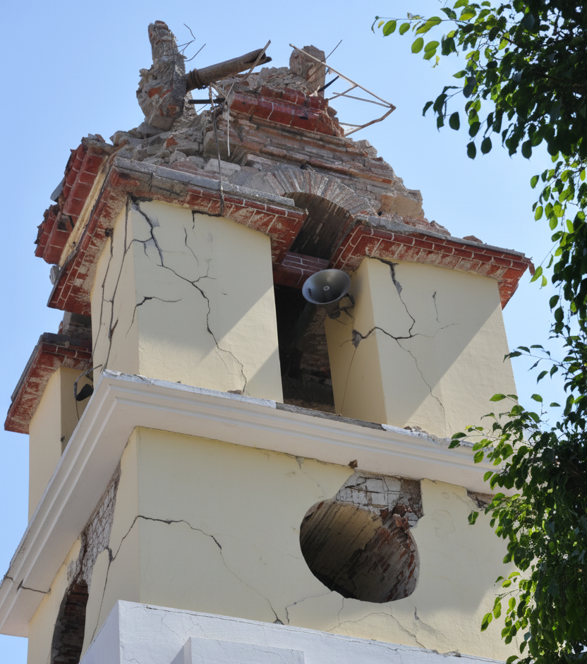Daños por sismo de la torre del templo de Tehuitzingo
