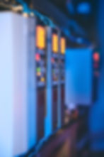 Industrielle Steuerungseinheiten leuchten im Kontrollraum