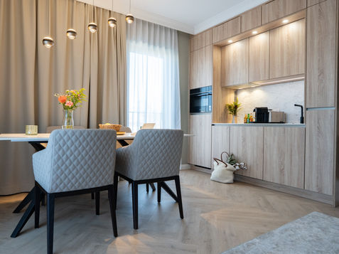 Modern Esszimmer mit integrierter Küche