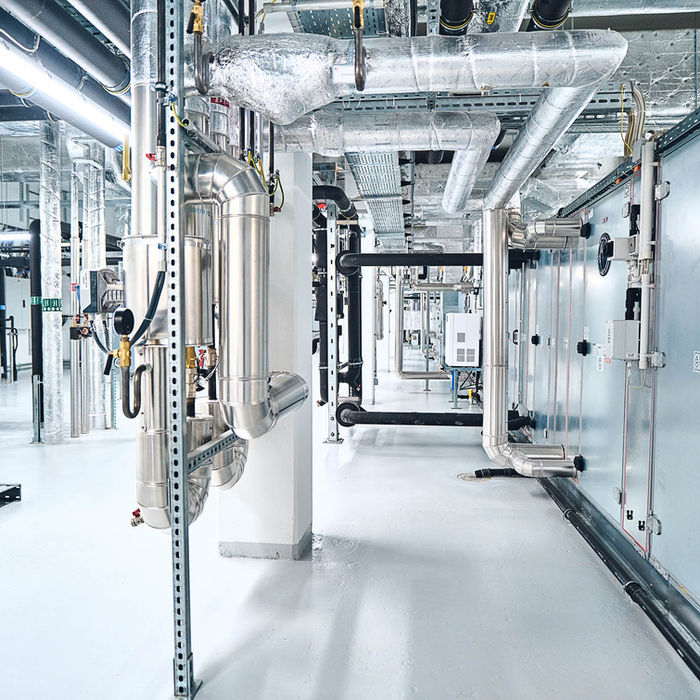 Bild eines Industrieraumes mit Bodenbeschichtung