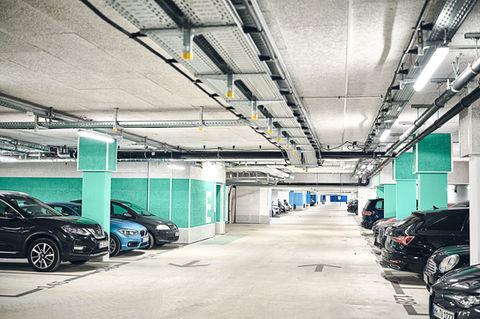 Moderne Tiefgarage mit Wandbemalung in Grün