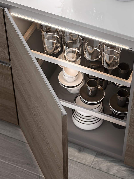 Des étagères en verre et en aluminium, une alchimie parrfaite pour une cuisine élégante.