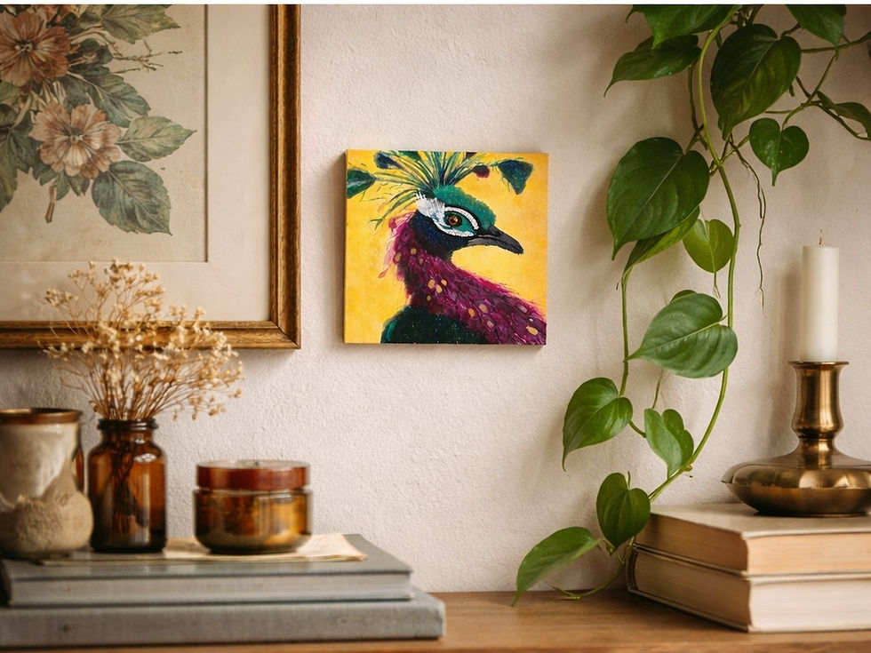 Quadrinho decorativo artesanal 10x10 cm com pavão, pintado à mão em acrílico sobre madeira, ambientado em parede clara com decoração minimalista.