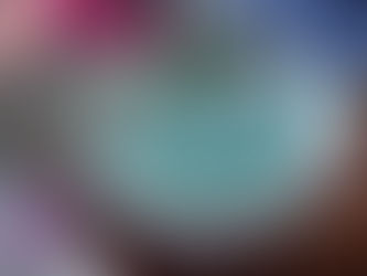 Mão criativa mergulha no pote de tinta, revelando a beleza do fazer manual.