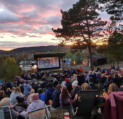 Utekino med publikum på Menstad bydelshus