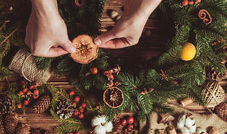 hender som lager julekrans