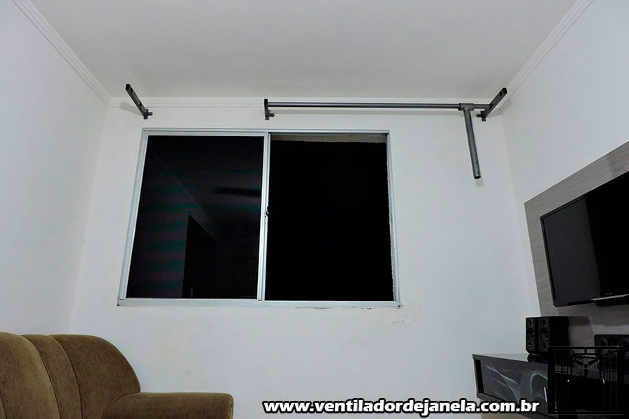 suporte para cortina e ventilador de janela