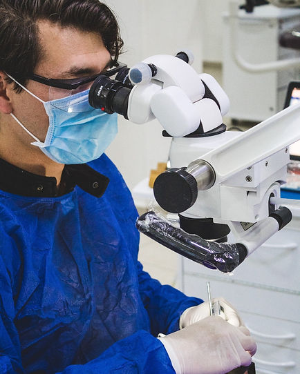 Fotografía del Dr. Con haciendo una radiografía a través de un microscopio