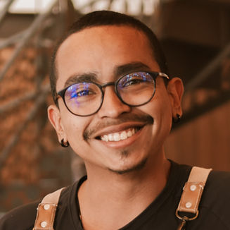 homem jovem sorrindo