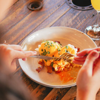 Brunch americano, Egg's Benedict com ovos poché e bacon crocante.