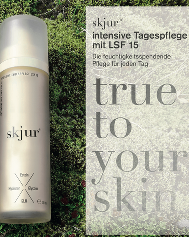 Eine Flasche der skjur® intensiven Tagespflege mit LSF 15 steht auf grünem Moos. Rechts daneben steht: „Die feuchtigkeitsspendende Pflege für jeden Tag – true to your skin“.