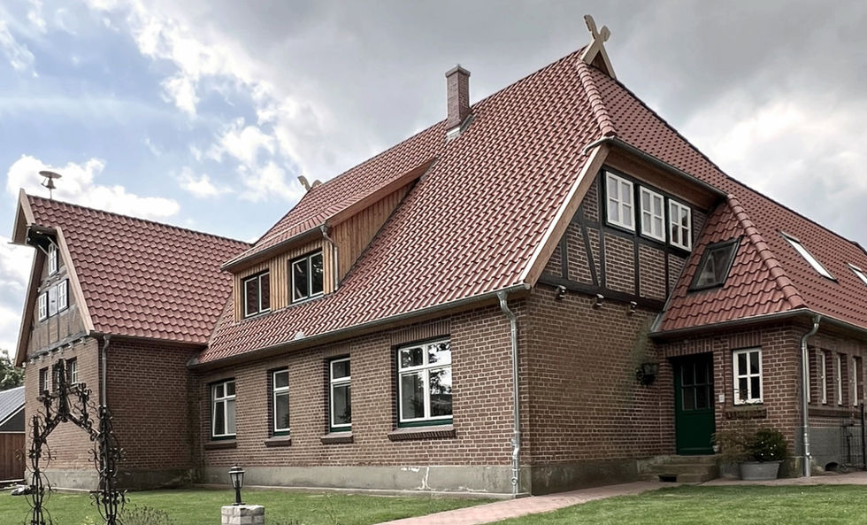nach der Sanierung der alten denkmalgeschützten Schule, Giebel mit Rekonstruktion der traditionellen Pferdeköpfe aus Holz