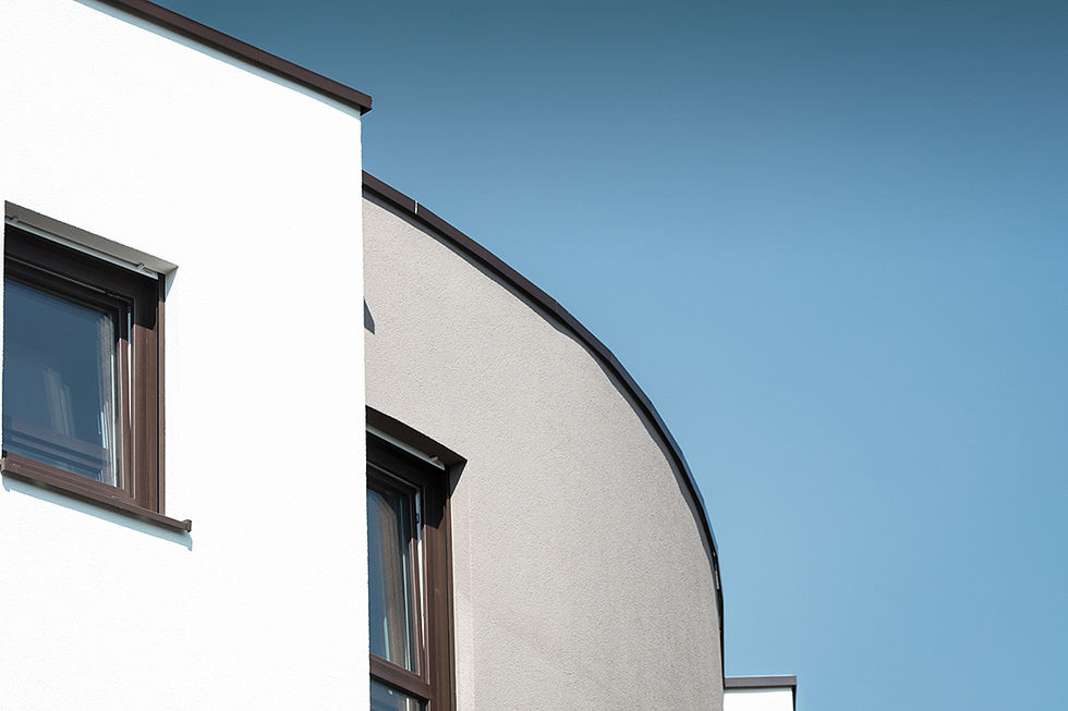 Dachkante der kurvigen Fassade