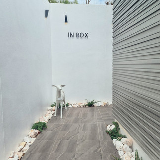 อมโม | Ommo มีส่วนในการจัด INBOX cafe โดยมีกวางตัวผู้ กวางตัวเมีย ลูกกวาง 2 ท่า และ กระต่าย สไตล์โมเดิร์นโพลีกอน สีขาวมุก