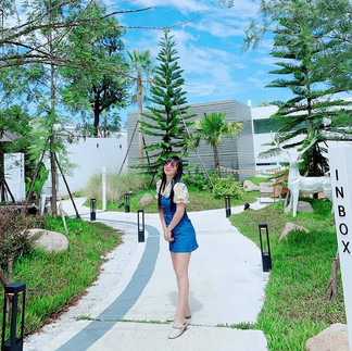 มา"ฉะเชิงเทรา" ทั้งที ถ้าไม่ได้มา IN BOX คาเฟ่ ก็เหมือนมาไม่ถึงคาเฟ่ สุดเก๋ท่ามกลางธรรมชาติสีขาวโอบล้อมไปด้วยต้นไม้สีเขียวลงตัวสุดๆ มุมถ่ายรูปเช็คอินเยอะมากๆ ชวนกันมานั่งชิลรับลม ชมน้ำตก