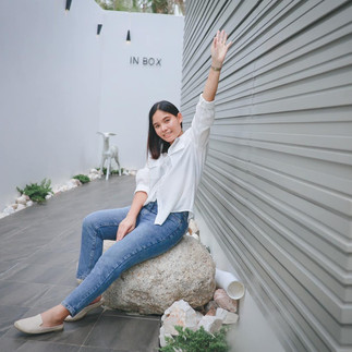 บรรยากาศ/สถานที่ - เป็นคาเฟ่สีขาวคลีนๆ มีโซนถ่ายรูปเยอะมากกก รสชาติอาหารและเครื่องดื่มค่อนข้างดี เหมาะสมตามราคา เหมาะสำหรับสายคาเฟ่มากๆค่ะ มีบริการที่จอดรถหน้าร้านด้วย สะดวกสุดๆ และที่สำคัญชาพีชอร่อยมากกก