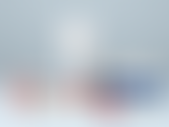 ผลิตภัณฑ์ยาพร้อมบรรจุภัณฑ์แบบกล่อง หลอด และแผงยา บนพื้นหลังเรียบ สื่อถึงการจัดการข้อมูลและความปลอดภัยในอุตสาหกรรมเภสัชกรรม