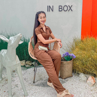 IN BOX คาเฟ่ คาเฟ่ชิลล์ๆฟีลกู๊ดในแปดริ้ว แปลงยาว ร้านเป็นโทนสีขาวมินิมอลมีสวนมีน้ำตกให้ถ่ายรูปเช็คอินมีหลายมุม ว้าวววมาก