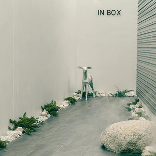 มา"ฉะเชิงเทรา" ทั้งที ถ้าไม่ได้มา IN BOX คาเฟ่ ก็เหมือนมาไม่ถึงคาเฟ่ สุดเก๋ท่ามกลางธรรมชาติสีขาวโอบล้อมไปด้วยต้นไม้สีเขียวลงตัวสุดๆ มุมถ่ายรูปเช็คอินเยอะมากๆ ชวนกันมานั่งชิลรับลม ชมน้ำตก