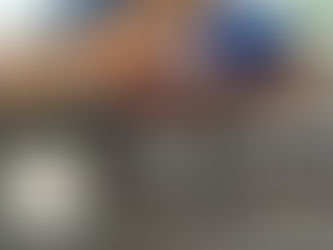 Aluno Daniel do Grupo 4 realizando o plantio de sementes