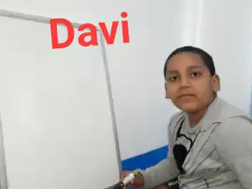 Aluno Davi do 1° Ano A demonstrando que aprendeu direitinho a subtração nas aulas remotas