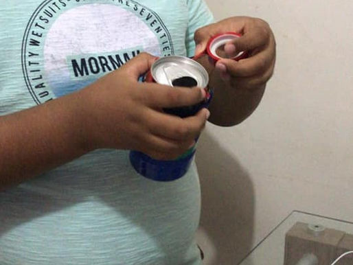 Aluno Pedro Henrique do 4° ano A construído seu instrumento musical