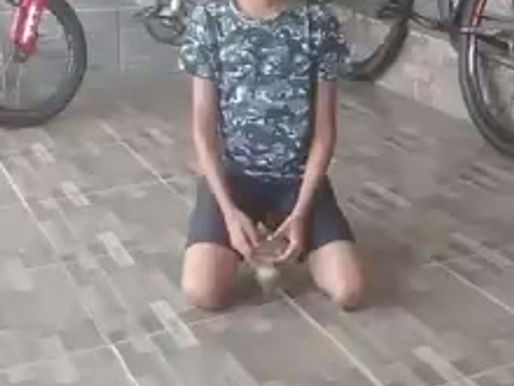 Aluno Pedro Henrique do 4° Ano B apresentando uma brincadeira tradicional