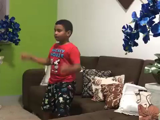 Aluno João Davi do 2° Ano B apresentando brincadeiras cantadas