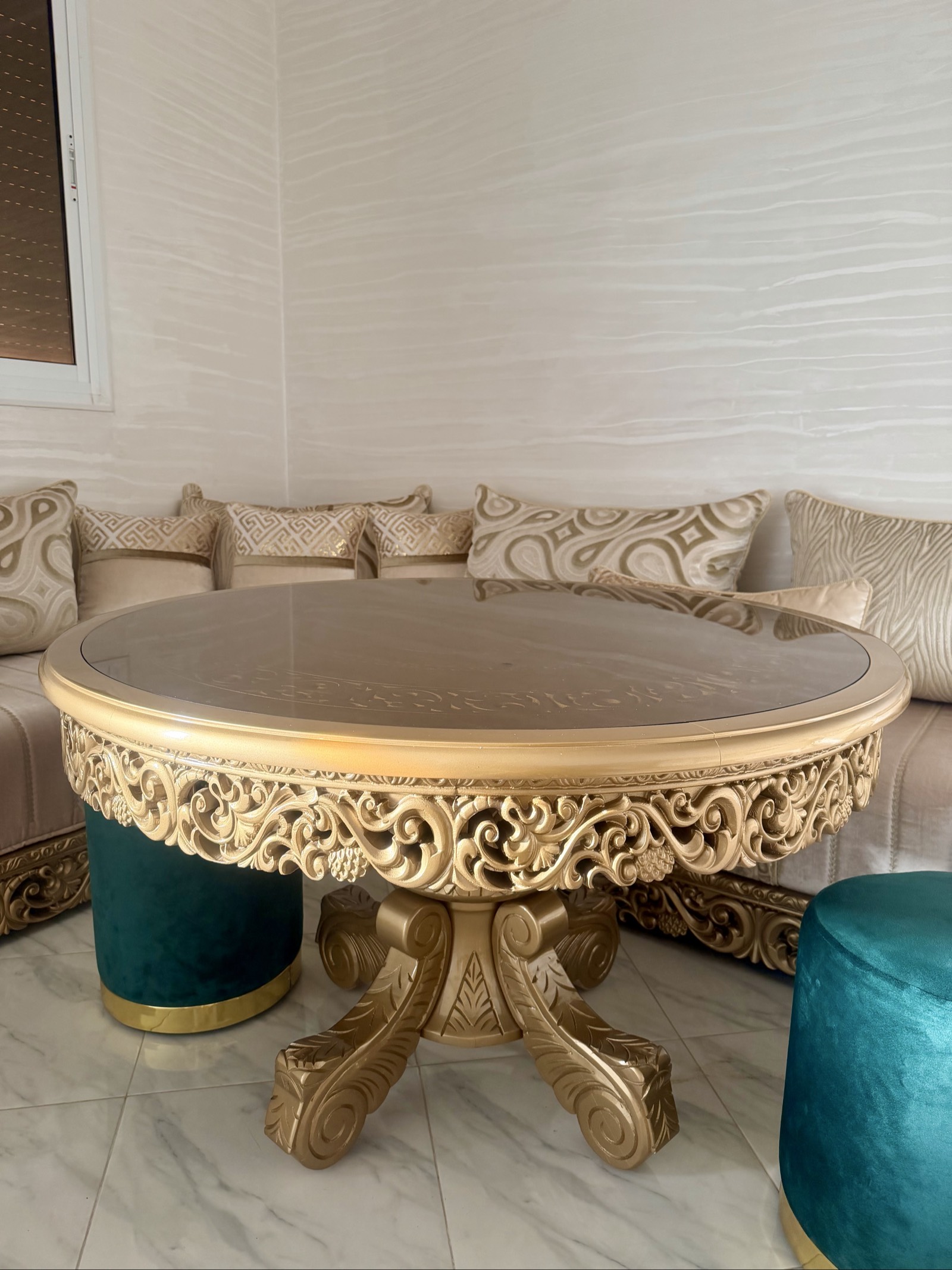 Table marocaine ronde dorée sculptée