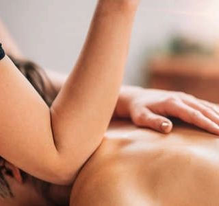 Massage d'un trapèze avec le coude et l'avant bras