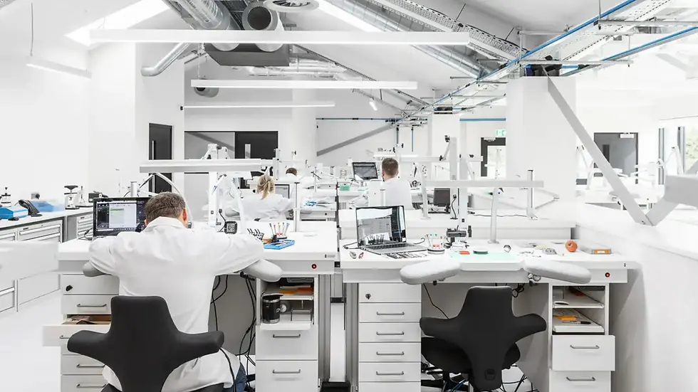 Open-plan white laboratory with flexible benches and utilities – lab floor plan design for scalable spaces.