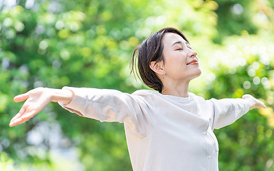 緑の中で深呼吸する女性