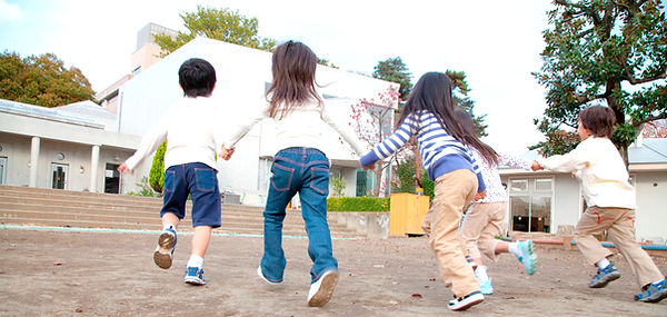 庭で遊ぶ園児