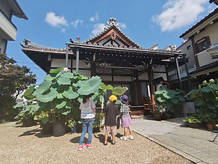 お参りする子どもたち