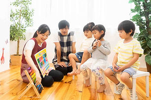 勉強を習っている園児たち