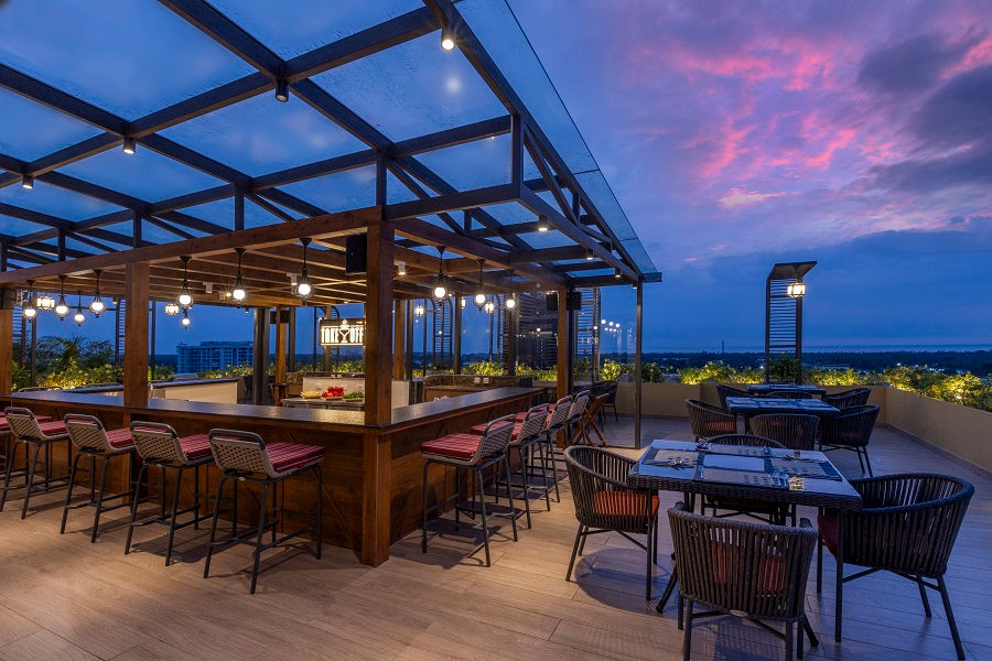 Вечерние столики на террасе High Dive, O by Tamara