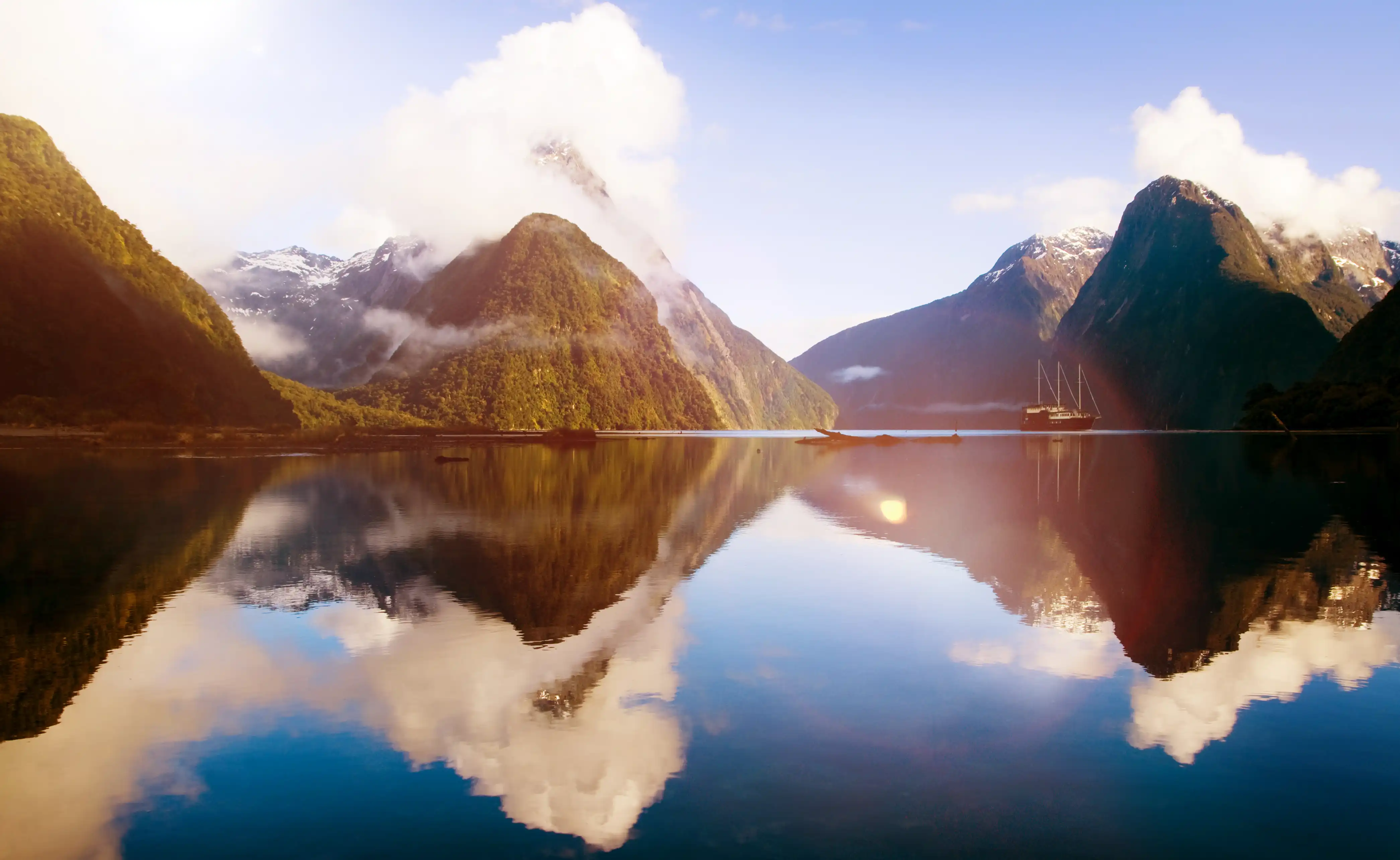 milford-sound-fiordland-new-zealand-rural-nature-c-2022-12-16-00-57-11-utc copie.webp