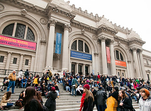 NEW-YORK - NOV 10_ Street musicians performing for the crowded entrance to the Metropolita
