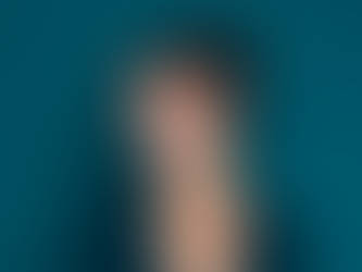 Brune contrastant une teinte profonde qui met en valeur son teint